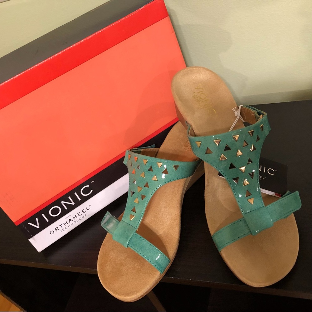NIB Vionic sandals Size 8